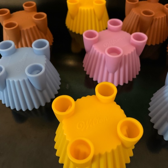 8 Wilton Silicone Cupcake Cookware Unique Feet/Stand. - Picture 8 of 12